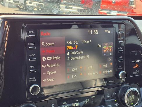 Used 2022 Toyota Highlander XLE image 6