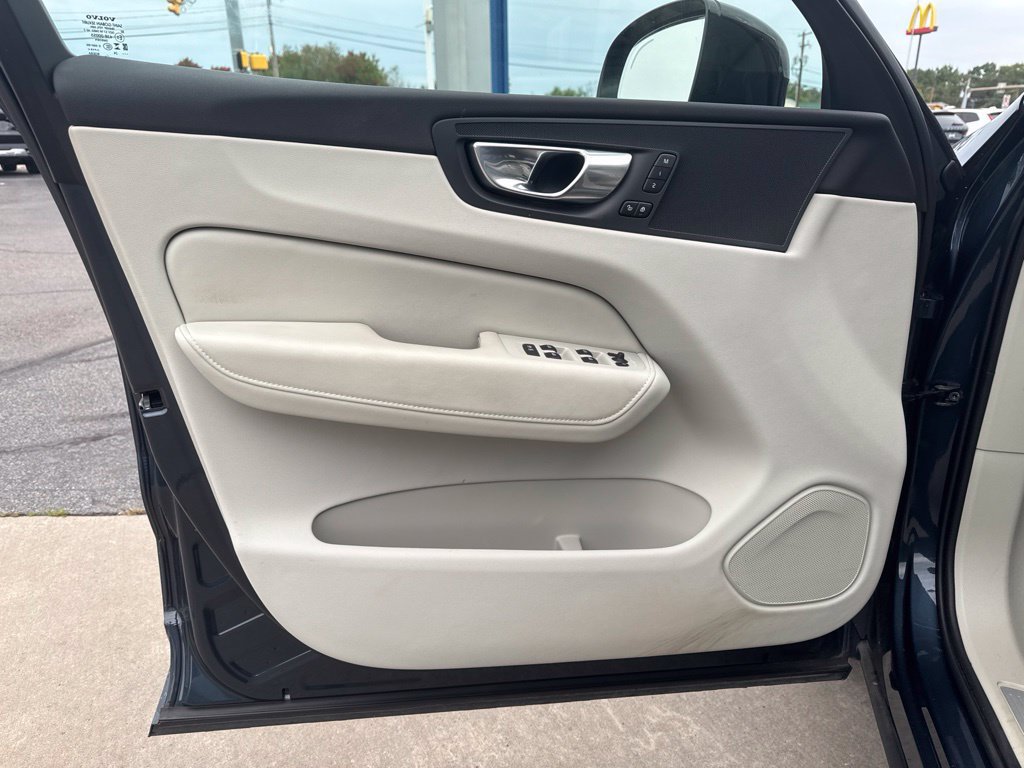 Used 2025 Volvo XC60 B5 Plus w/ Protection Package Premier AWD/4WD image 9