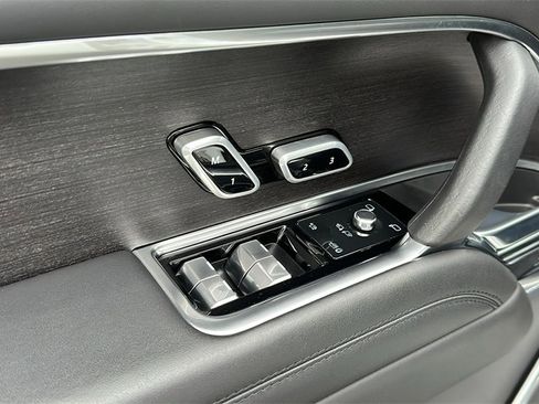 Certified 2023 Land Rover Range Rover SE image 9
