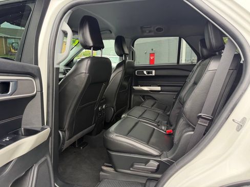 Used 2022 Ford Explorer XLT w/ Equipment Group 202A AWD/4WD image 12