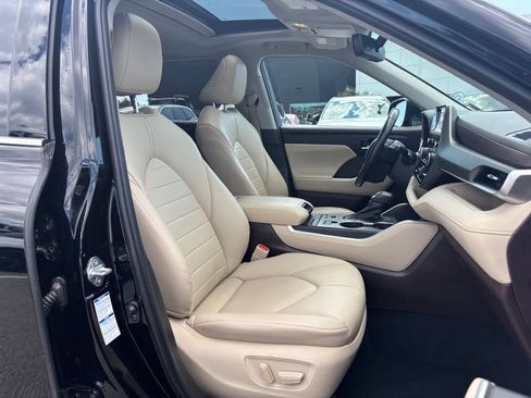 Used 2021 Toyota Highlander XLE AWD/4WD image 18