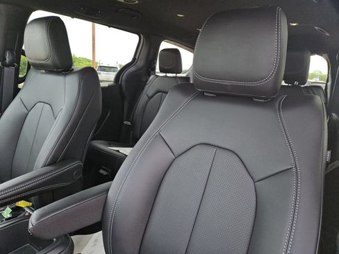 New 2026 Chrysler Pacifica Select FWD image 22