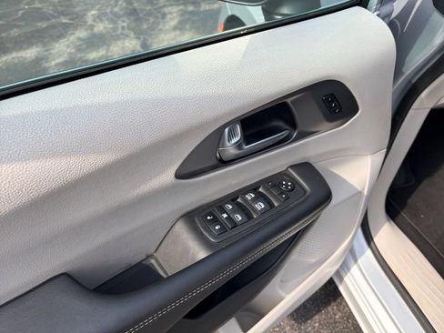 Used 2023 Chrysler Pacifica Touring-L FWD image 20