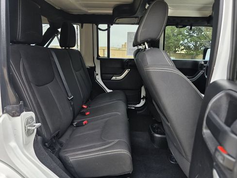 Used 2015 Jeep Wrangler Unlimited Sahara w/ Connectivity Group AWD/4WD image 19