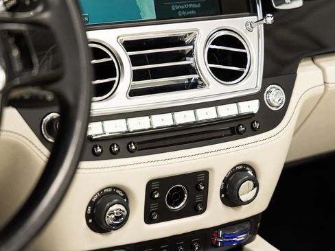 Used 2017 Rolls-Royce Dawn RWD image 34