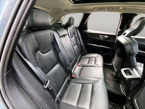 Used 2022 Volvo XC60 B5 Momentum w/ Advanced Package FWD image 21