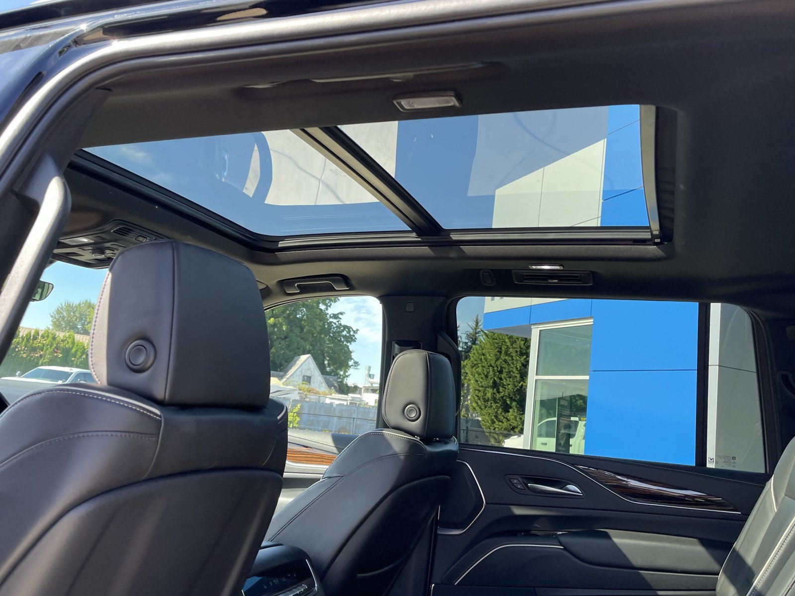 Used 2023 Cadillac Escalade ESV Premium Luxury AWD/4WD image 16