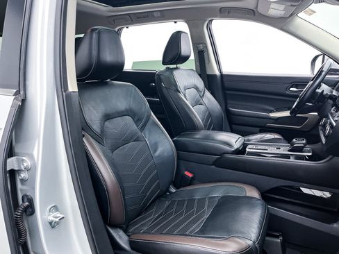 Used 2022 Nissan Pathfinder Platinum w/ Cargo Package image 36