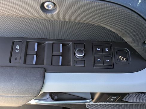 Used 2020 Land Rover Defender 110 SE image 21