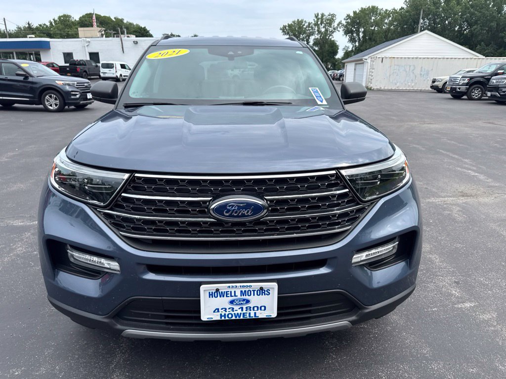 Used 2021 Ford Explorer XLT w/ Equipment Group 202A AWD/4WD image 2