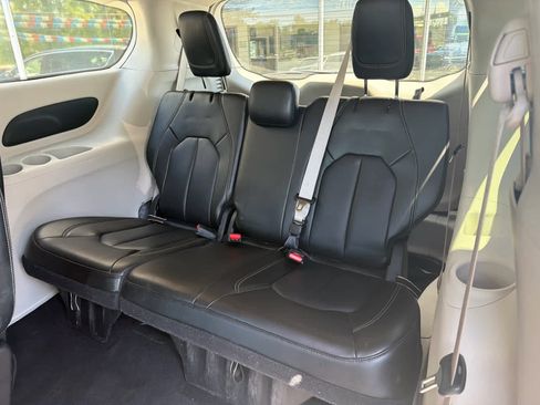 Used 2023 Chrysler Pacifica Touring-L image 13
