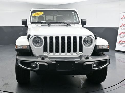 Used 2023 Jeep Gladiator Overland AWD/4WD image 3