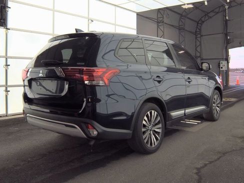 Used 2020 Mitsubishi Outlander SE image 2