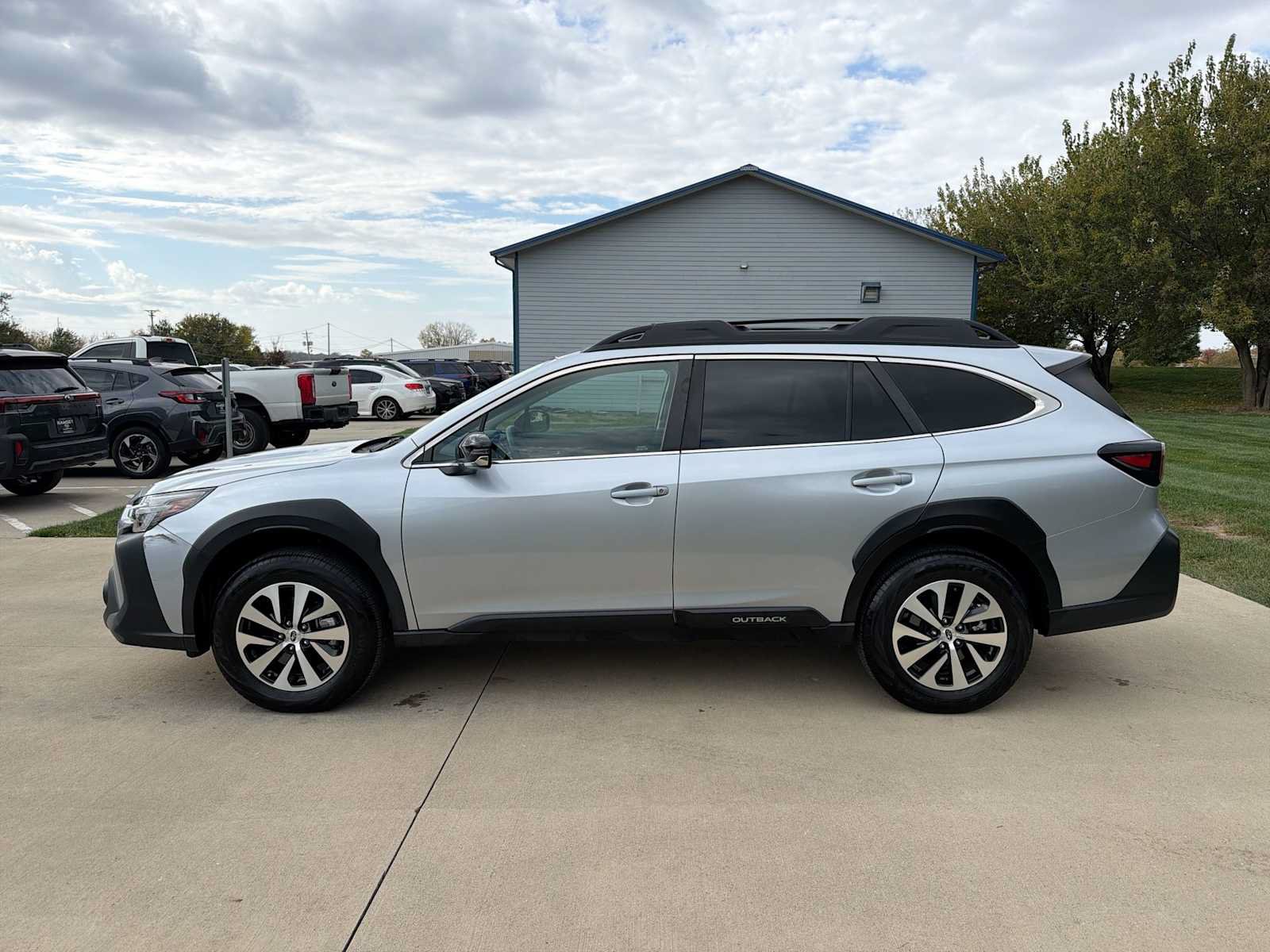 Used 2024 Subaru Outback Premium AWD/4WD image 3