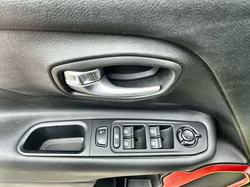 Used 2017 Jeep Renegade Trailhawk image 17