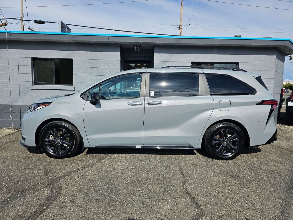 Used 2025 Toyota Sienna XSE AWD/4WD image 2