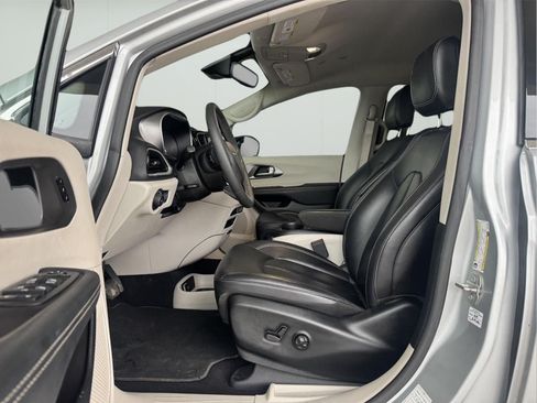 Used 2024 Chrysler Pacifica Touring-L FWD image 9