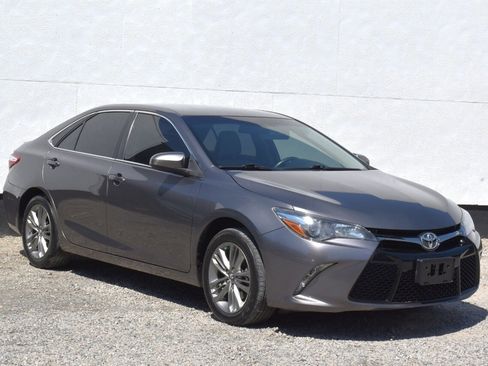 Used 2017 Toyota Camry SE FWD image 1