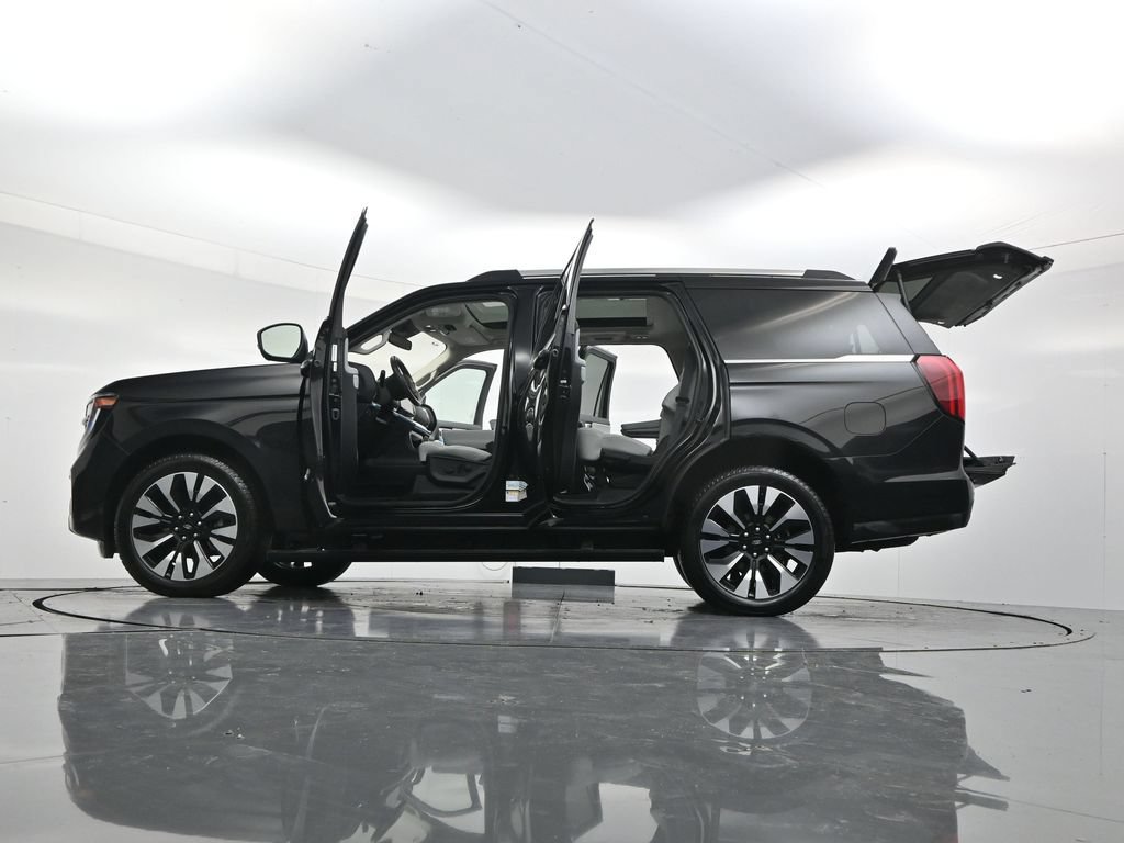 Used 2025 Ford Expedition Platinum w/ Driver's Package AWD/4WD image 58