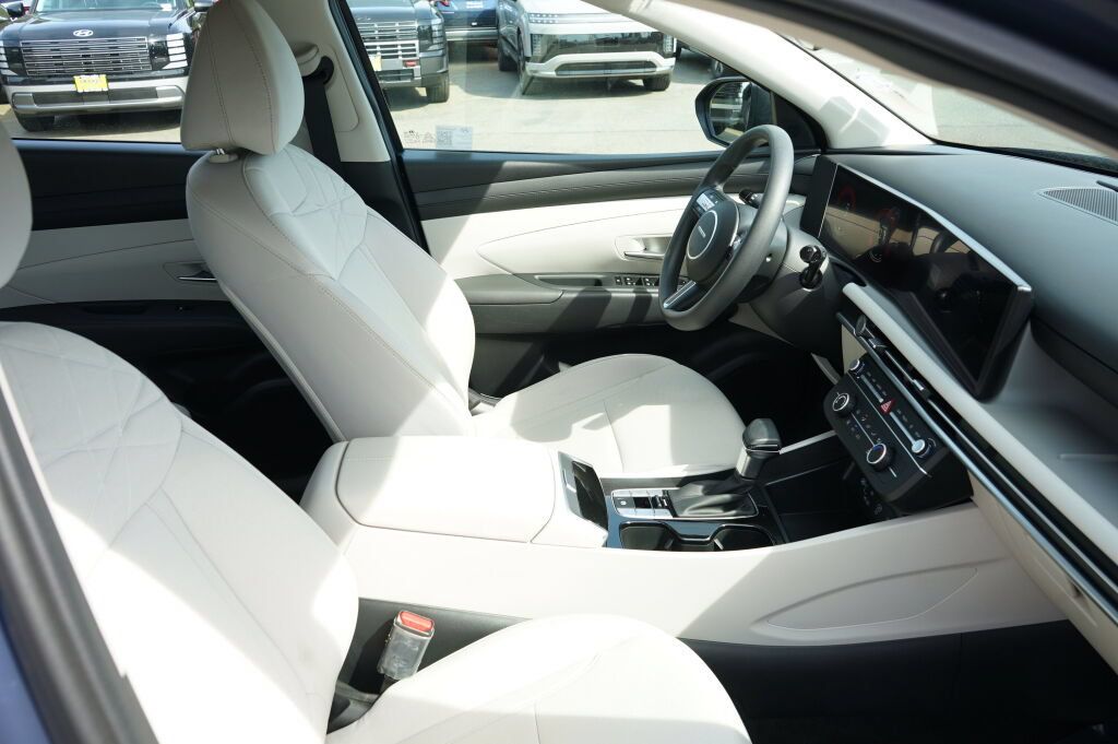 Certified 2025 Hyundai Tucson SE FWD image 30