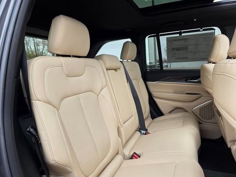 New 2025 Jeep Grand Cherokee Limited w/ Luxury Tech Group II image 16