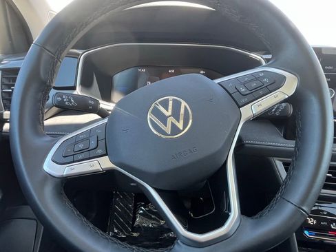 Certified 2025 Volkswagen Taos SE image 8