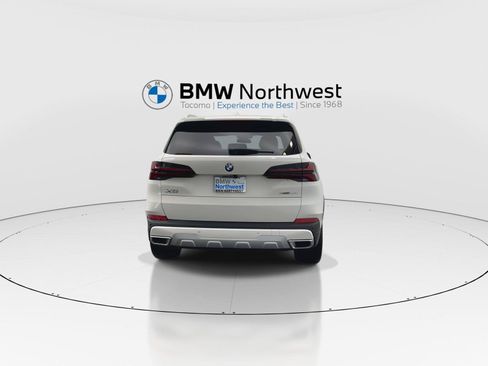 Used 2025 BMW X5 xDrive40i w/ Parking Assistance Package AWD/4WD image 2