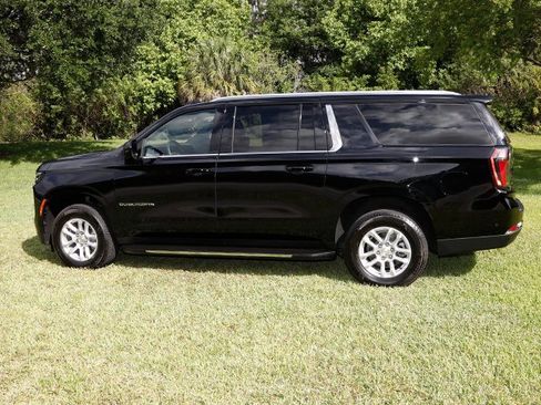 Used 2025 Chevrolet Suburban LS RWD image 6