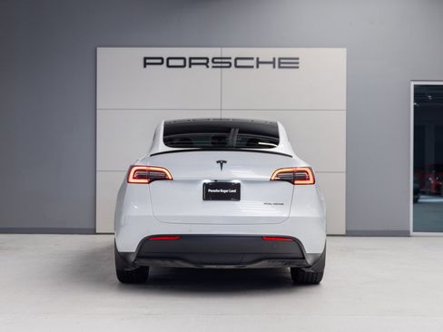 Used 2022 Tesla Model Y Long Range image 6