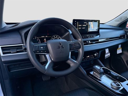 New 2025 Mitsubishi Outlander ES image 9
