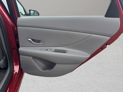 Used 2025 Hyundai Elantra SE image 8