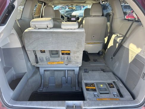 Used 2013 Toyota Sienna XLE image 17