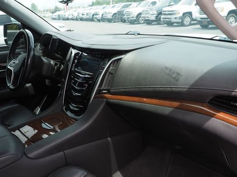 Used 2020 Cadillac Escalade Premium Luxury AWD/4WD image 23