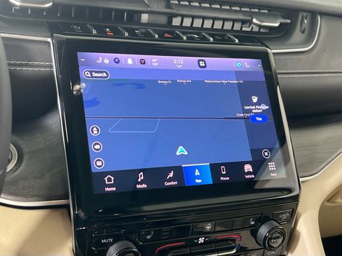 Used 2022 Jeep Grand Cherokee Limited image 13