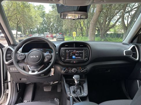 Used 2025 Kia Soul LX w/ LX Technology Package FWD image 31