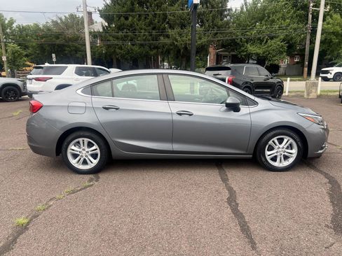 Used 2018 Chevrolet Cruze LT w/ Sun And Sound Package FWD image 8