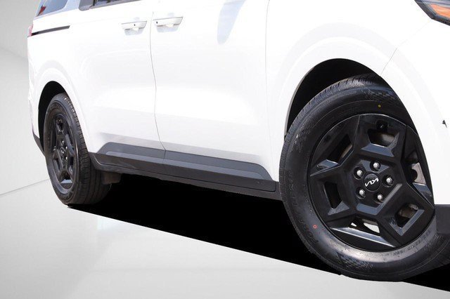 Used 2025 Kia Carnival FWD image 3