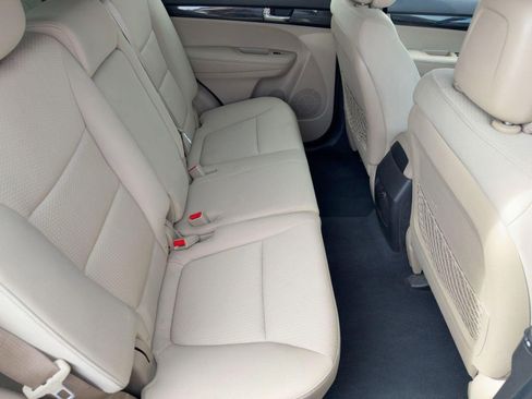 Used 2012 Kia Sorento LX image 28