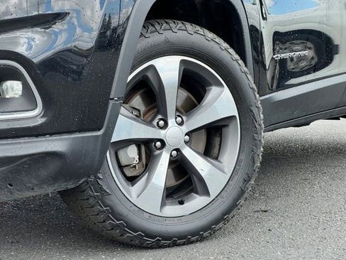 Used 2019 Jeep Cherokee Limited AWD/4WD image 2