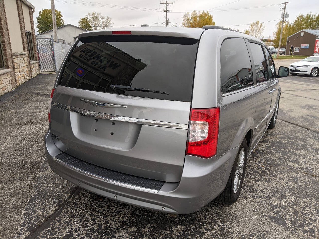 Used 2013 Chrysler Town & Country Touring-L w/ Entertainment Group #2 FWD image 3