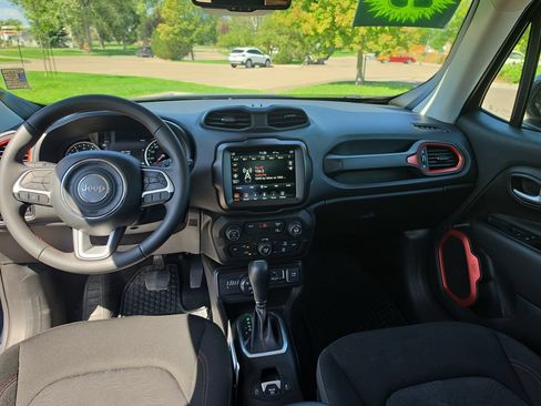 Used 2023 Jeep Renegade Trailhawk AWD/4WD image 14