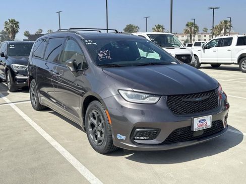 Used 2021 Chrysler Pacifica Limited w/ Uconnect Theater Family Group image 12