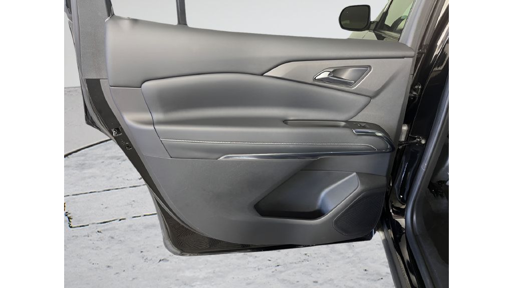 Used 2025 Chevrolet Traverse LT AWD/4WD image 11