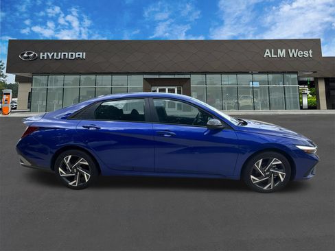 Used 2025 Hyundai Elantra Sport FWD image 4