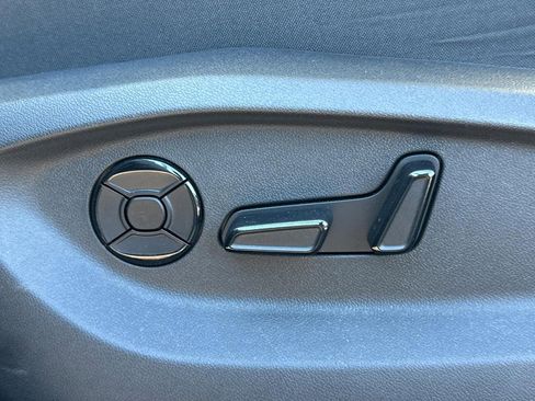 Used 2025 Volkswagen Tiguan SE image 19