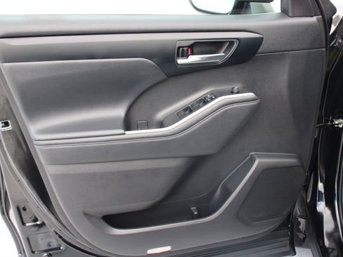 Certified 2022 Toyota Highlander XLE image 10