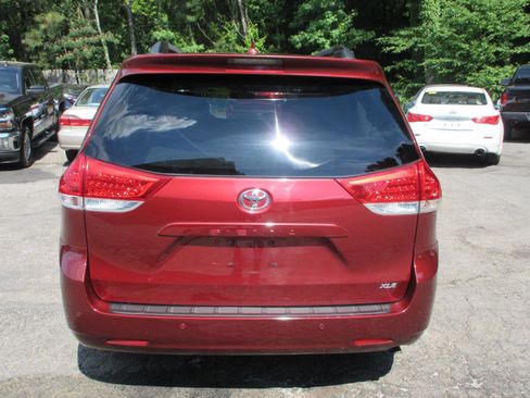 Used 2011 Toyota Sienna XLE w/ Premium Pkg FWD image 6