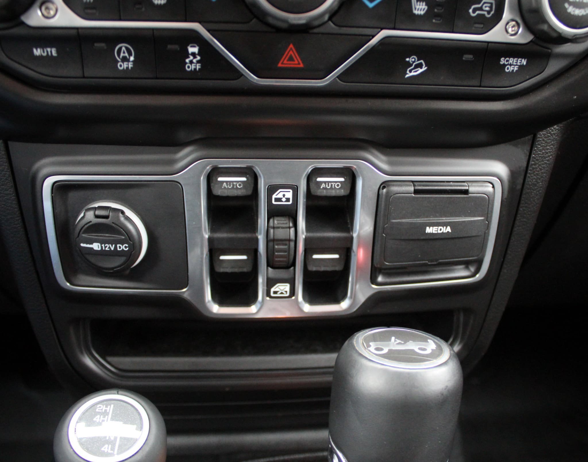 Used 2018 Jeep Wrangler Unlimited Sahara w/ Uconnect 4C Nav & Sound Group AWD/4WD image 37
