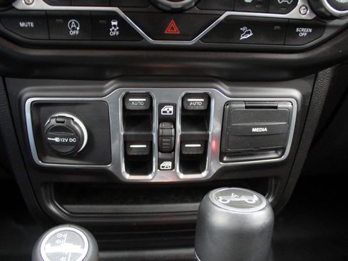 Used 2018 Jeep Wrangler Unlimited Sahara w/ Uconnect 4C Nav & Sound Group AWD/4WD image 37