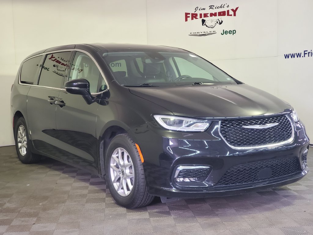 Used 2024 Chrysler Pacifica Touring-L FWD image 2